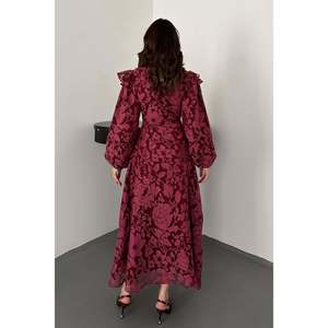 Robe de couleur prune avec détail écharpe au col. Prune - Product Image 5