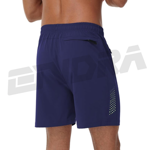 Manténgase fresco y muévase libre con pantalones cortos deportivos para hombre de 5 pulgadas construidos con tecnología de secado rápido tela ultraligera perfecta para correr en el gimnasio - Product Image 4