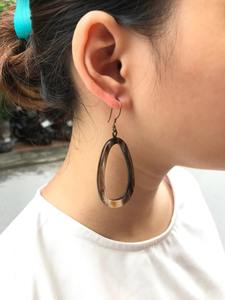 Articles de fête de mariage pour femmes et boucles d'oreilles uniques en résine grosse corne de buffle cerceaux boucles artisanat naturel bijoux de mode PAR HF CRAFTS - Product Image 6