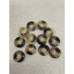 Boutons en corne de buffle polie à 4 trous pour vêtements de créateurs Produit tendance provenant d'un fabricant indien - Product Image 2