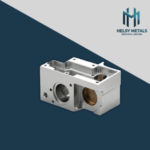 Carcasa de Aluminio Fresado VMC Industrial con Orificios Roscados de Precisión y Aberturas Perforadas para Ensamblajes Mecánicos - Product Image 3