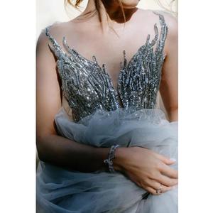 ชุดแต่งงานสีเทาผสมผสานโทนสีอ่อนนุ่มกับรายละเอียดดอกไม้ที่ประณีต - Product Image 5