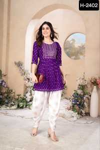 Les femmes portent une broderie de gorgette pure et une séquence de travail Longueur au sol Kurti avec bas disponible pour mariage Fancy Kurtis - Product Image 6