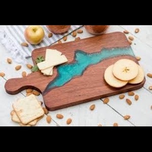 Planche à fromage en bois de mangue naturel et résine fabriquée à chaud Aaliyan Impex's Custom Crafted Epoxy Charcuterie Board - Product Image 1