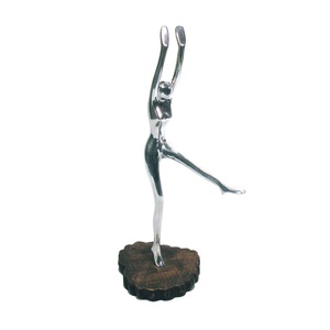 Sculpture de table moderne de luxe en métal aluminium Accent New Home Decor Trendy Office Interiors avec logo personnalisé sur le thème du sport plaqué - Product Image 3