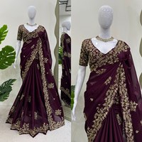 Broderie et séquence de saris en soie douce de designer indien avec un travail de fantaisie à la frontière, un saree de mariage de créateur.