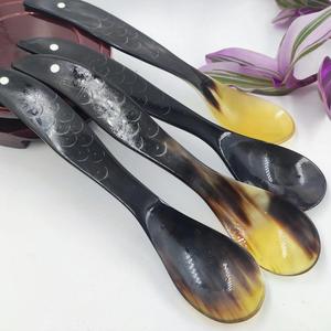 Cuillère en corne de buffle naturelle, fabriquée à la main et polie, parfaite pour servir des épices, des condiments ou pour une utilisation décorative sur la table, de haute qualité - Product Image 1