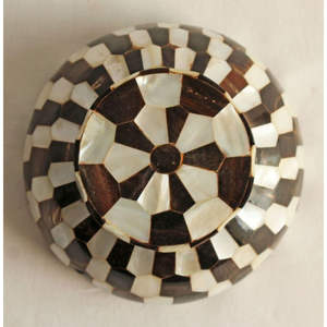 Bol de fête moderne et luxueux en nacre noire élégante pour la présentation de chocolat, durable et écologique, décoration de table - Product Image 5