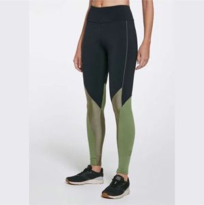 Leggins duraderos y elásticos, hechos a mano para proporcionar la máxima comodidad y apoyo para rutinas de yoga y gimnasio. - Product Image 5
