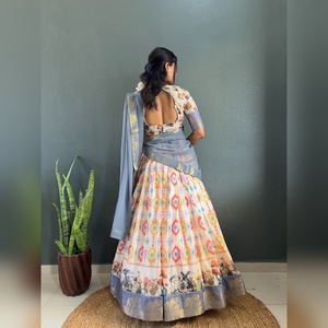 Lehenga Choli Varuni cousu en georgette avec dupatta, tenue de soirée indienne de créateur, en soie, pour mariage et mariée, en gros et à prix avantageux - Product Image 4