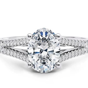 Bague de fiançailles en or blanc de haute qualité avec diamant taille princesse et pavé certifié IGI disponible à la vente chez les bijoutiers - Product Image 1