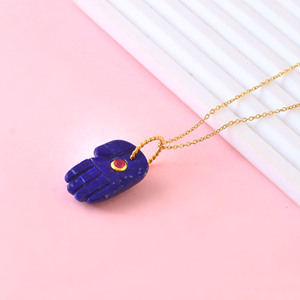 Collier pendentif main Lapis Lazuli Fatima naturel avec pierre précieuse rubis plaqué or lunette incrustation produit en vrac - Product Image 6