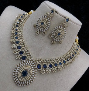Ensemble collier et boucles d'oreilles tendance de qualité supérieure en laiton plaqué or avec pierres CZ, classique, pour femmes, pour les occasions spéciales comme les mariages. - Product Image 6