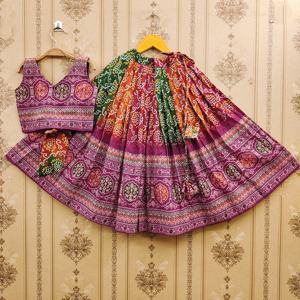 ชุดเลเฮนกาโชลีลายพิมพ์แบนดานีสีชมพูสำหรับเด็กผู้หญิงแบบยาวคลุมพื้น |   ชุดงานแต่งงานแบบดั้งเดิมสำหรับงานเฉลิมฉลอง ทำจากวัสดุรีไซเคิล - Product Image 1