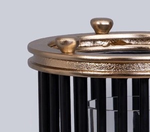 Bougeoir rond noir et doré fabriqué à la main parfait pour un décor élégant de chambre à coucher et de salle à manger - Product Image 5