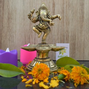 Idole du seigneur Ganesha en laiton fabriquée à la main pour la décoration intérieure et le culte du temple avec finition dorée antique - Product Image 1