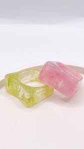 Anillo de mujer de resina de pulido alto personalizado al por mayor hermoso colorido joyería de moda con incrustaciones de compromiso de la mejor calidad - Product Image 3