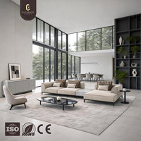 Canapé d'angle modulable de luxe intemporel avec pieds fins en acier inoxydable, design modulaire pour villa, confort personnalisable