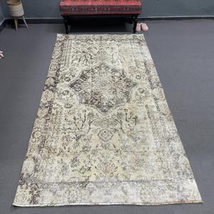 Tapis de 4,4 x 8,8 pieds, tapis vintage, tapis turc en laine grise à carreaux - Product Image 1