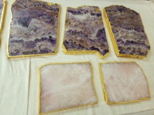 Plateaux de pierres précieuses fabriqués sur mesure à partir de vraies pierres précieuses, y compris l'améthyste et le quartz rose avec bordures - Product Image 4
