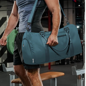 Bolsa de gimnasio deportiva con logotipo personalizado al por mayor, alta capacidad, multifuncional, correa de hombro desmontable, resistente al agua, poliéster elegante - Product Image 5