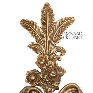 Aplique de pared de latón antiguo con diseño de tres brazos Detalles de hojas adornadas y tonos de tela para interiores de lujo clásicos - Product Image 5