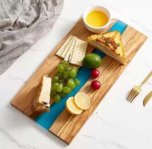 Planche à découper personnalisée en résine époxy et en bois avec poignée Planche à découper artisanale en résine blanche - Product Image 5