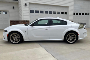 Dodge Charger Swin-ger Edición Especial 2023, Paquete Widebody, Limpio por Dentro y por Fuera - Product Image 3