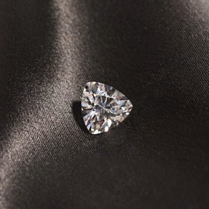 Diamant de laboratoire blanc 4 carats VVS1, taille trillion avec jeu de couleurs |   Fournisseur en gros de pierres précieuses en vrac + Cadeau inclus - Product Image 2
