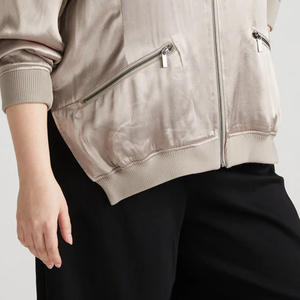 Chaqueta bomber de invierno con aislamiento Premium para hombres y mujeres con impresión de logotipo personalizado y diseño elegante y cómodo - Product Image 3