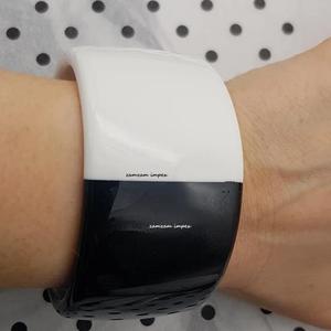 Bracelet manchette en résine large noir et blanc audacieux bijoux de déclaration bicolores faits à la main pour les femmes Style moderne et artistique - Product Image 3