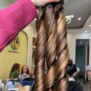 Extensions de cheveux naturels, trame simple, effet rebondissant, 100g par paquet, cheveux Remy et vierges, provenant d'usine vietnamienne, toutes les couleurs disponibles - Product Image 1