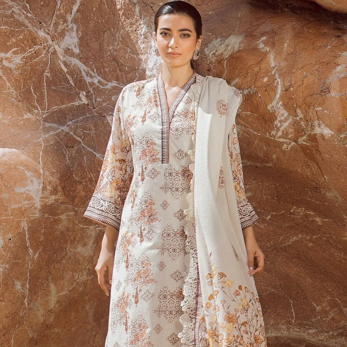 Shayonaは非常に美しいパンジャブ語のセクシーなドレス刺Embroidery作業レディーススーツパキスタンSalwarKameezスーツ価格を輸出しています