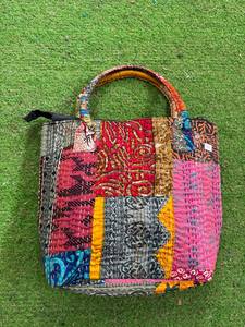 Sac de transport en coton Kantha vintage fait à la main avec fermeture à glissière Design patchwork pour la saison d'automne pour l'été et l'hiver - Product Image 6