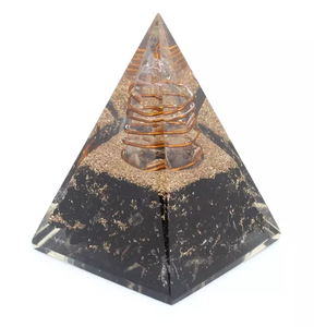 Pirámides de orgonita de turmalina negra Pirámide de orgonita de resina nubia de cristal de turmalina negra Pirámide de energía de cristal al por mayor - Product Image 2
