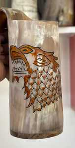 Mug en corne de buffle sculpté de qualité supérieure, corne à boire viking avec support en corne et en bois par ALLIANCE CRAFT - Product Image 5