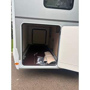 อุปกรณ์ตกแต่งภายในรถบ้าน Sunlight Adventure T680 5 ที่นอน สีดำ - Product Image 1