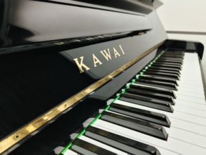 KAWAI BL31 Piano droit d'occasion japonais, son équilibré, qualité export, design raffiné - Product Image 2