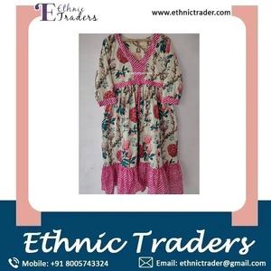 Robe en coton à fleurs élégante pour femmes avec volants Patchwork confortable du nouveau fournisseur indien Taille naturelle Style doux - Product Image 6