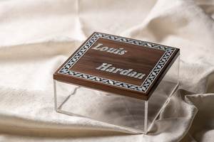 Caja de Regalo Exclusiva Hecha a Mano para Celebrar el Eid Mubarak, con Postres y Chocolates Acrílicos, con Tapa de Madera con Incrustaciones de Nácar - Product Image 6