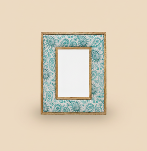 Cadre photo moderne en bois et tissu, imprimé en blocs de deux couleurs, forme personnalisée, fait main, léger, durable, vertical, unique et luxueux - Product Image 1