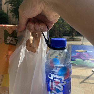 Clip para Botella de <span class=keywords><strong>Agua</strong></span>, Mosquetón de Acero Inoxidable, Porta Botellas de <span class=keywords><strong>Agua</strong></span> <span class=keywords><strong>Mineral</strong></span> Reutilizable de Silicona Portátil para Acampar y Hacer Senderismo al Aire Libre - Product Image 4