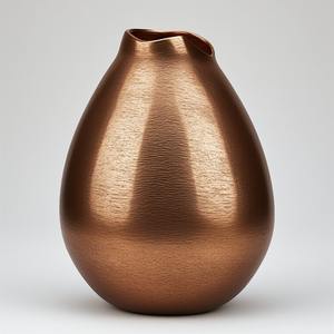 Elegante jarrón de metal hecho a mano con acabado liso y forma clásica, perfecto para interiores de lujo y decoración moderna y elegante para el hogar - Product Image 5