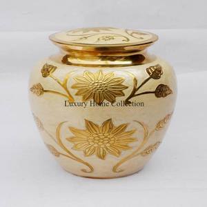 โกศใส่เถ้ากระดูกและกระถางและเหยือกสีครีมเคลือบผงออกแบบลายดอกไม้ใบไม้สีทอง - Product Image 1