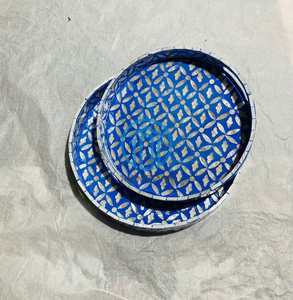 ชุดถาดเสิร์ฟทรงกลมสีน้ำเงินทันสมัย ประดับมุก งานฝีมือเคลือบเงา ของตกแต่งบ้านสุดหรู ผลิตในเวียดนาม - Product Image 1