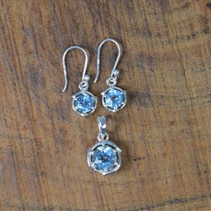 Ensemble de bijoux de style bohème en argent sterling 925 pour femme Boucles d'oreilles en plaqué or Pendentif avec topaze bleue Tendance pour les fêtes - Product Image 1