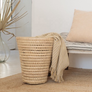 Panier à linge conique en feuilles de palmier tressées à la main de style marocain, suspendu, à tissage ouvert, pour rangement de vêtements, chambre d'enfant et salon - Product Image 1