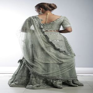 Lehenga Choli de Lujo para Novia |   Vestido de novia con bordado a mano elaborado y detalles de cuentas hechos a mano, y dupatta a juego. - Product Image 3