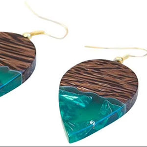 Boucles d'oreilles en résine et en bois ici - design tendance, bijoux à la mode, vêtements pour femmes - Product Image 1