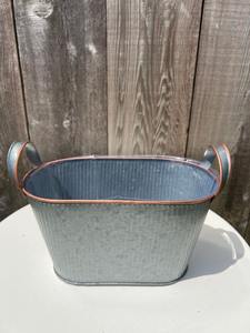 Jardinera Rústica Galvanizada para Decoración de Casa de Campo, Ofrece Estilo Vintage y Protección Duradera Contra los Elementos Exteriores - Product Image 6